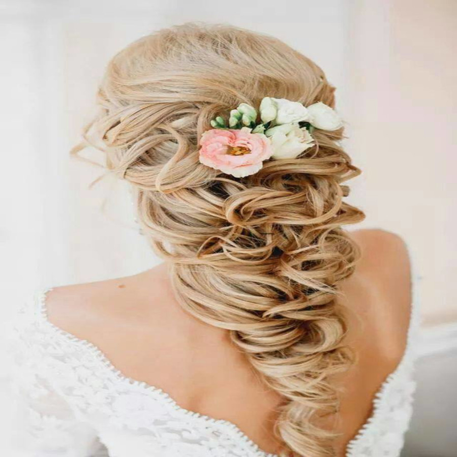 Recogido de novia con flores realizado en Peluquería Dueh