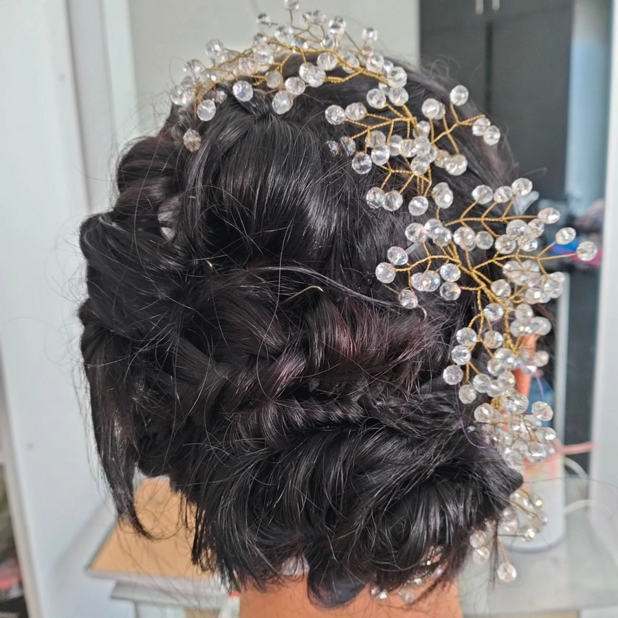 Recogido de novia con tocado de cristales realizado en Peluquería Dueh