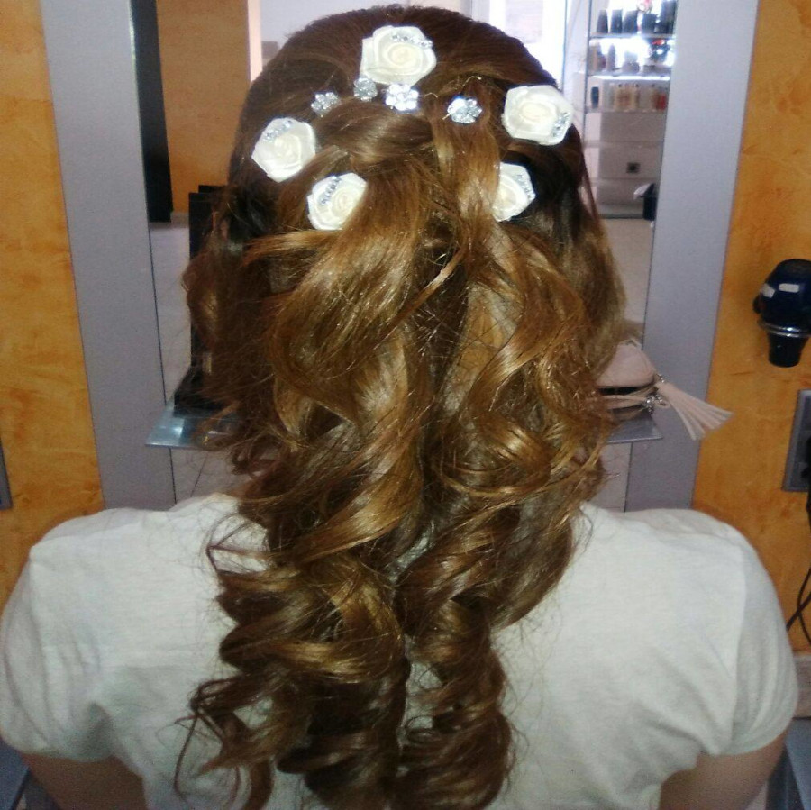 Recogido de novia con flores blancas realizado en Peluquería Dueh