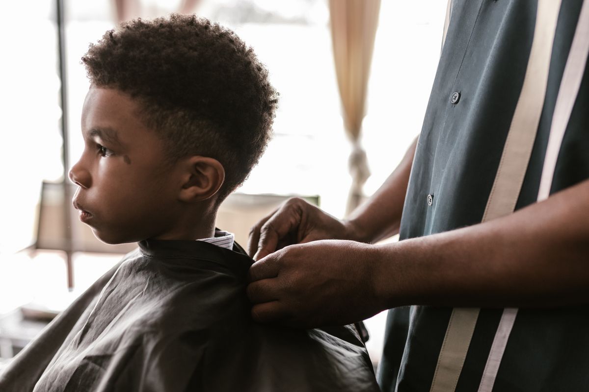 Niño preparado para su corte de pelo